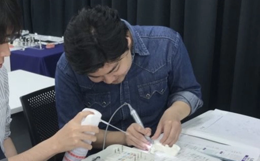 地域の皆さまの笑顔を守るため、最新の治療法を学んでいます。